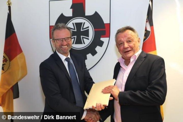 Signing of the contract between the Bundesrepublik Deutschland and roda computer GmbH at the BAAINBw on 02 December 2019.